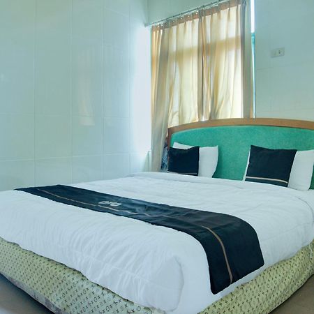 Townhouse Oak Palembang Near Jembatan Ampera Formerly Azzura Hotel Esterno foto