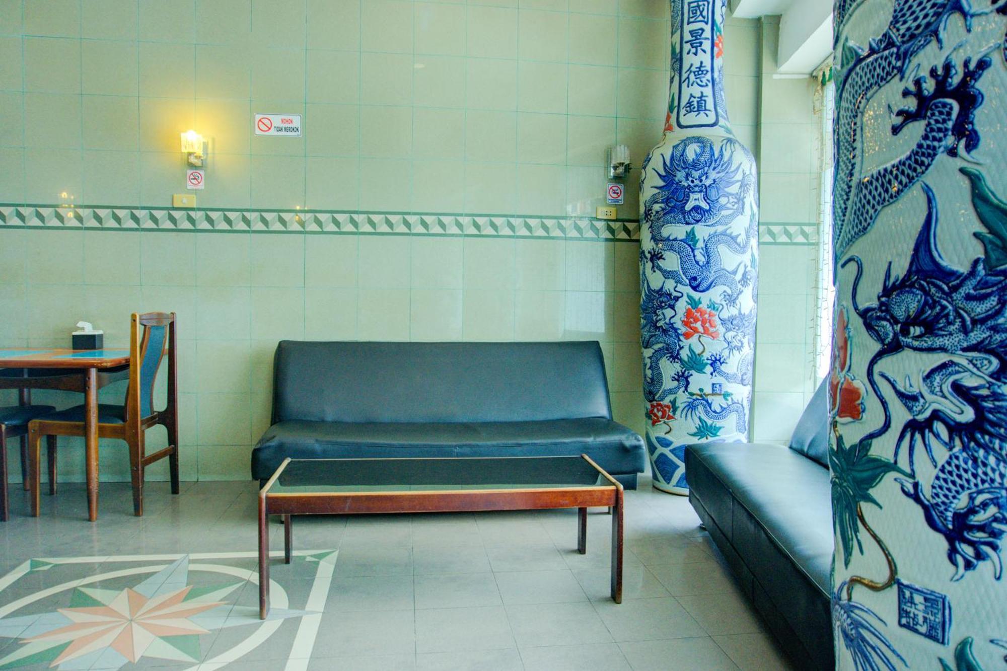 Townhouse Oak Palembang Near Jembatan Ampera Formerly Azzura Hotel Esterno foto