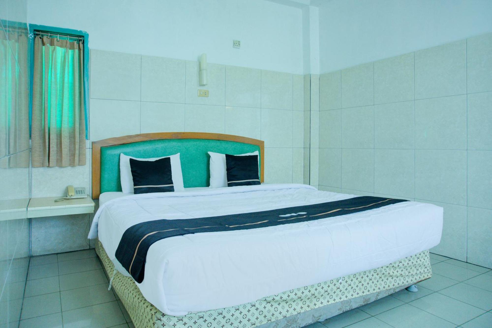 Townhouse Oak Palembang Near Jembatan Ampera Formerly Azzura Hotel Esterno foto