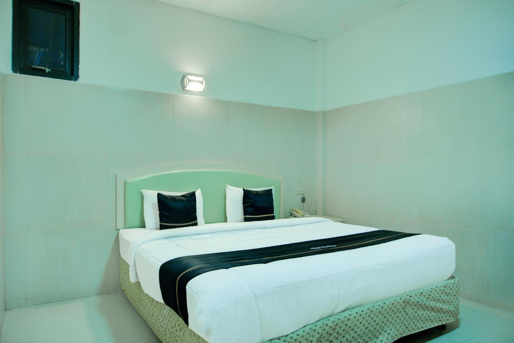 Townhouse Oak Palembang Near Jembatan Ampera Formerly Azzura Hotel Esterno foto