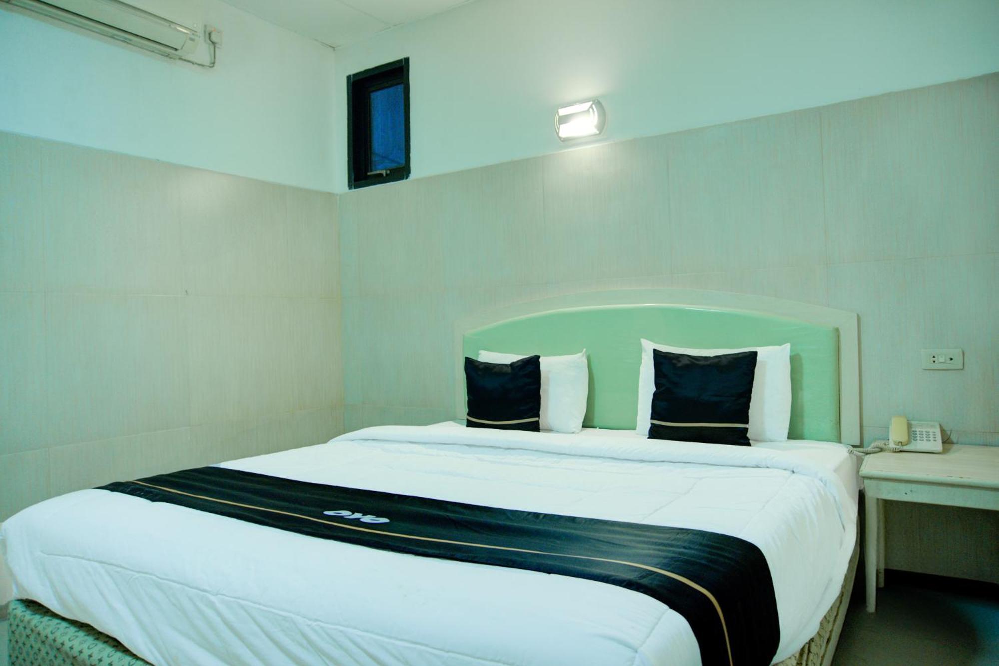 Townhouse Oak Palembang Near Jembatan Ampera Formerly Azzura Hotel Esterno foto